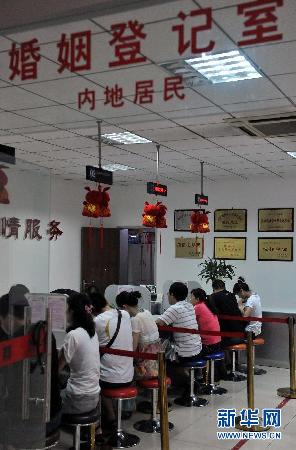喜迎“七夕” 全国各地新人扎堆领证结婚