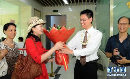 喜迎“七夕” 全国各地新人扎堆领证结婚