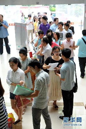 喜迎“七夕” 全国各地新人扎堆领证结婚