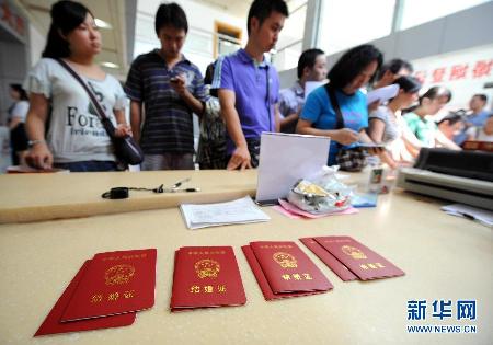 喜迎“七夕” 全国各地新人扎堆领证结婚