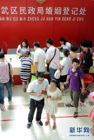 喜迎“七夕” 全国各地新人扎堆领证结婚