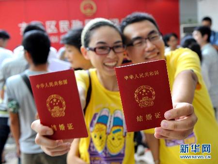 喜迎“七夕” 全国各地新人扎堆领证结婚
