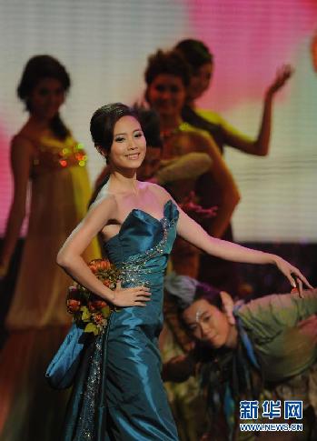 朱晨丽获得“2011年香港小姐”桂冠