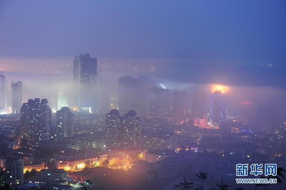 山东烟台出现夜间平流雾美景