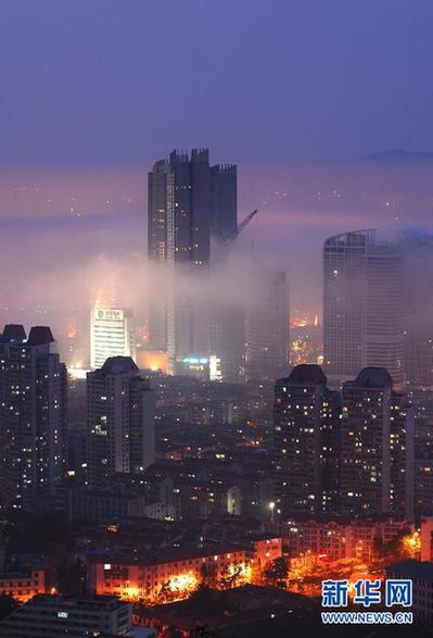 山东烟台出现夜间平流雾美景