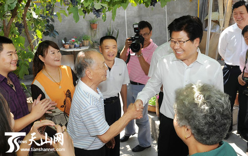 张春贤强调:兵地融合 共守边疆 共建家园