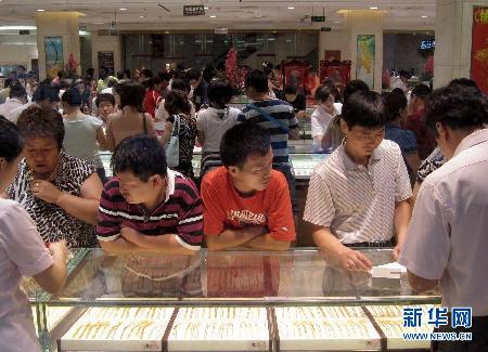 金价再创新高 消费者追涨现“抢购潮”