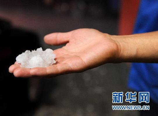 辽宁局地降冰雹和暴雨 冰雹大如乒乓球砸坏车窗