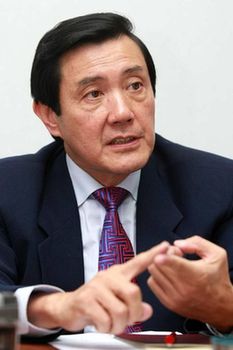 马英九平价理发店任人“修理” 嘴甜要求少