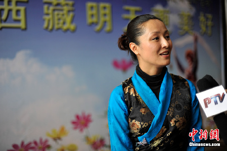 中国首个藏族空姐德庆央宗