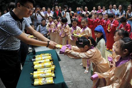 杭州万松书院举办仿古入学仪式