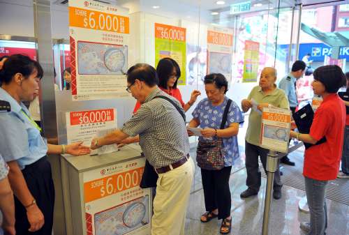 香港给市民派钱:引各方热议 内地媒体吁借鉴