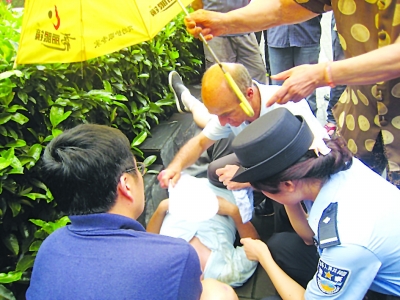 老人在闹市晕倒无人施救 路过意大利医生下车救人