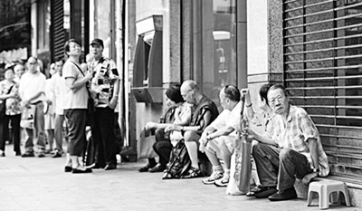 抗通胀比发钱 港澳反响为何大不同