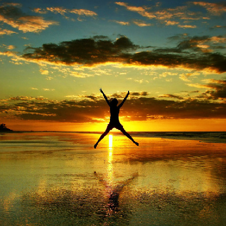 美丽的沙滩落日剪影