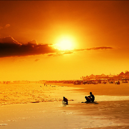 美丽的沙滩落日剪影