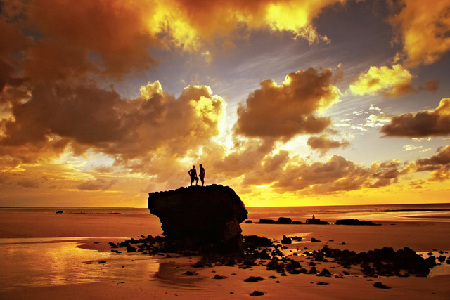 美丽的沙滩落日剪影