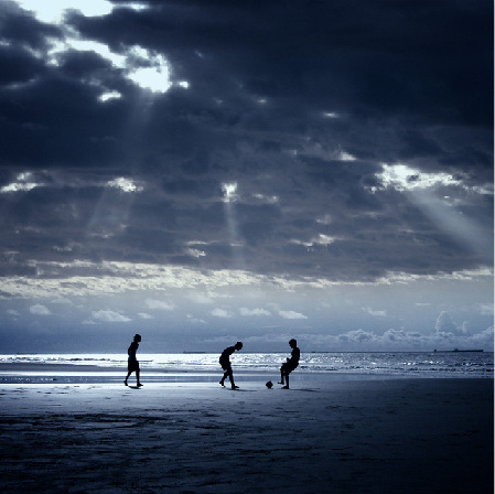 美丽的沙滩落日剪影