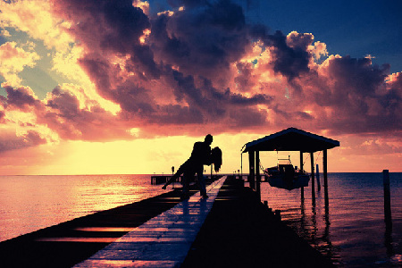 美丽的沙滩落日剪影