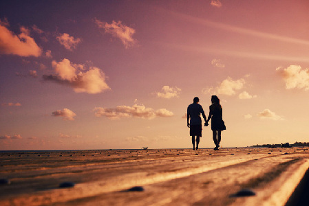 美丽的沙滩落日剪影