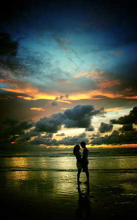 美丽的沙滩落日剪影