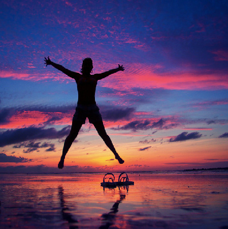 美丽的沙滩落日剪影