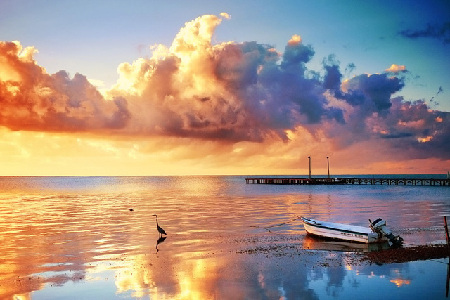 美丽的沙滩落日剪影