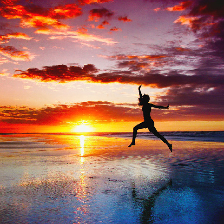 美丽的沙滩落日剪影