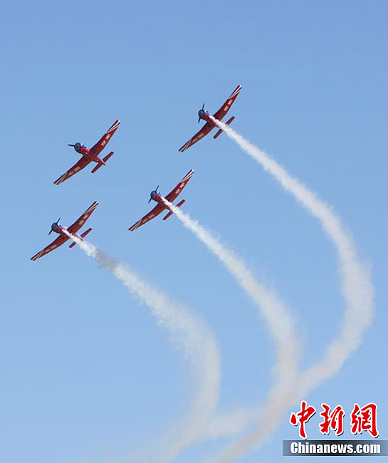 长春首届航空展中国三支飞行表演队齐亮相