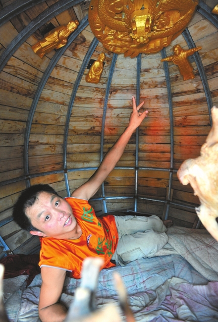 载着600斤重“地球” 江西环保志愿者成都宣传