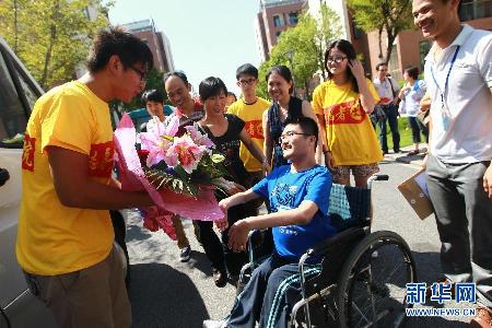 爸爸背你去上学—“渐冻人”大学生和送奶工父亲