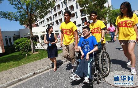 爸爸背你去上学—“渐冻人”大学生和送奶工父亲