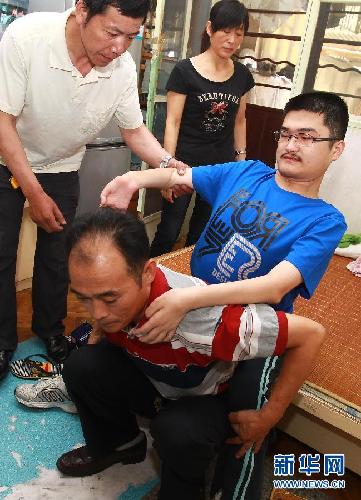 爸爸背你去上学—“渐冻人”大学生和送奶工父亲