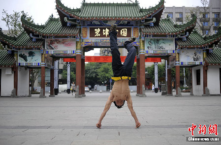 重庆男子练成“拇指禅” 灯杆上玩“漂浮”