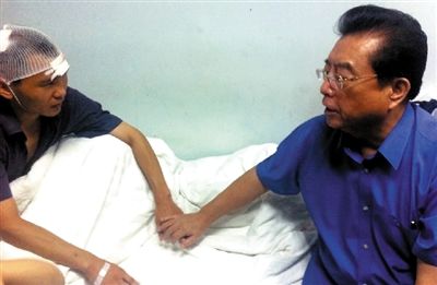 李双江就儿子打人道歉 伤者未听到喊谁敢打110
