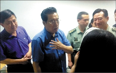 李双江就儿子打人道歉 伤者未听到喊谁敢打110