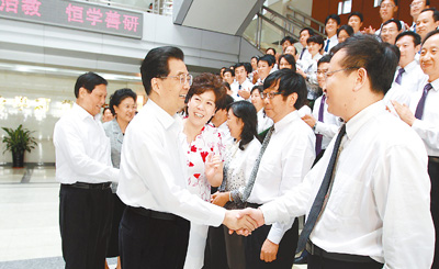 加强师德修养 钻研教学业务 努力培养社会主义建设者和接班人