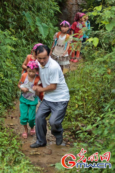 最美乡村教师李修雄：大山的孩子让我留下来