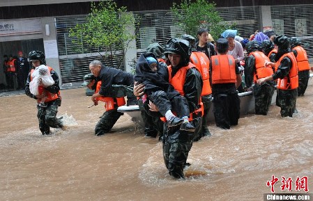 四川巴中暴雨引发洪水 上千民众紧急转移