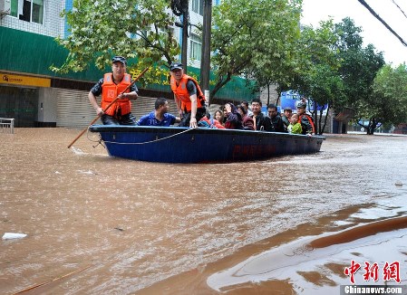 四川巴中暴雨引发洪水 上千民众紧急转移