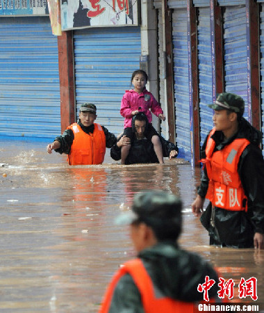 四川巴中暴雨引发洪水 上千民众紧急转移