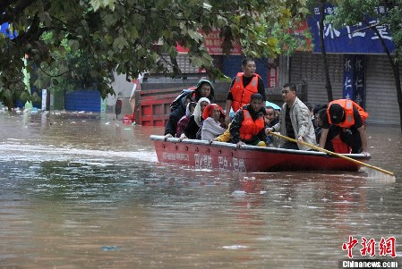 四川巴中暴雨引发洪水 上千民众紧急转移