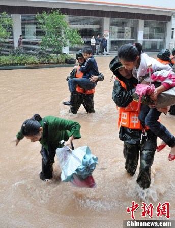 四川巴中暴雨引发洪水 上千民众紧急转移