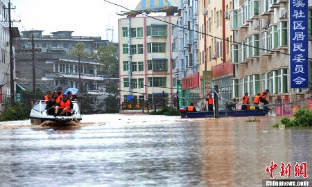 四川巴中暴雨引发洪水 上千民众紧急转移
