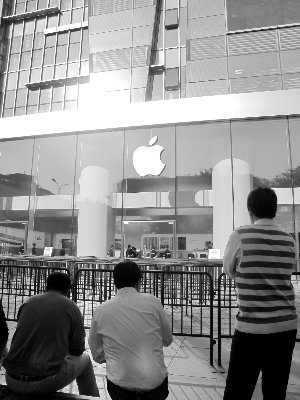 3G版iPad2首发 没人排队白搭栅栏只剩黄牛