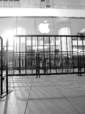 3G版iPad2首发 没人排队白搭栅栏只剩黄牛