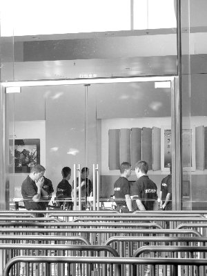 3G版iPad2首发 没人排队白搭栅栏只剩黄牛