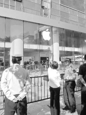 3G版iPad2首发 没人排队白搭栅栏只剩黄牛