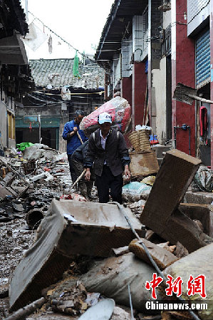 四川洪灾区民众陆续恢复生产