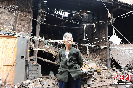 四川洪灾区民众陆续恢复生产